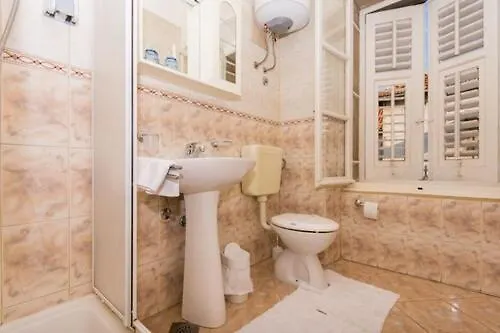 Liza 3* Τρογκίρ